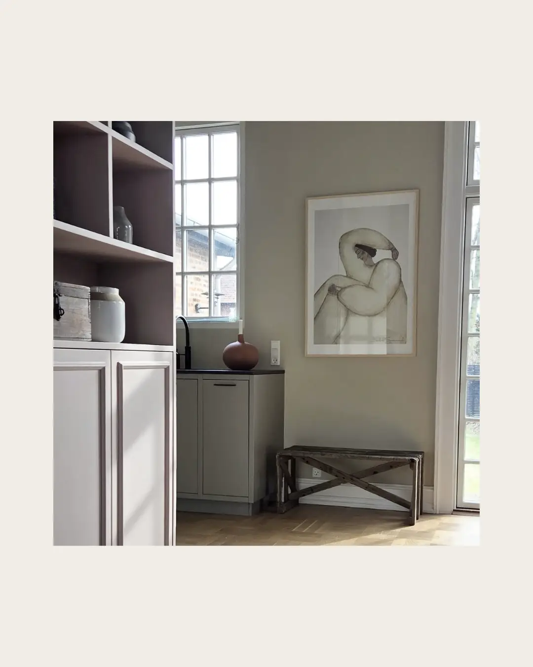 bolig lys beige gul kvinde minimalistisk rolig bolig lys beige gul kvinde minimalistisk rolig